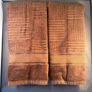 Two Wellesley Manor Hand Towels 16”x 26.5” Rich‎ Brown Soft Geometric Lines Bath